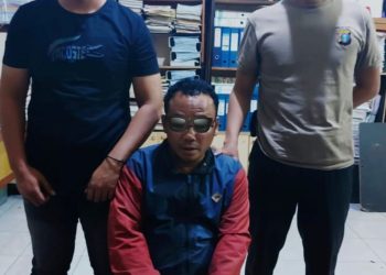 Tersangka Sakeus Sinaga (48) warga desa Silanduyung Kecamatan Silau Kahean yang diamankan Tim Opsnal Sat Narkoba Polres Simalungun karena diduga merupakan bandar Narkoba, dengan beberapa barang bukti.( Nawasenanews/ Ist )