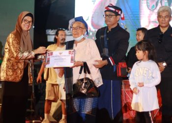 Wali Kota Pematang Siantar dr Susanti menyerahkan piagam penghargaan kepada salah satu sanggar kesenian yang telah berkontribusi dalam acara Siantar Cultural Show.(Nawasenanews/ Ist)