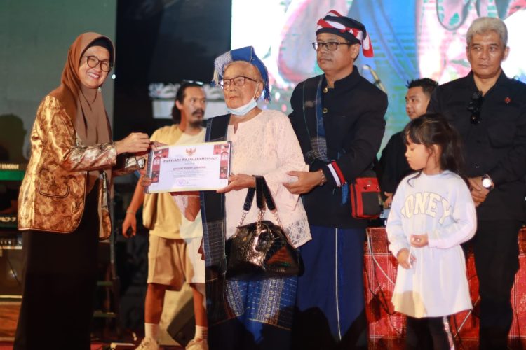 Wali Kota Pematang Siantar dr Susanti menyerahkan piagam penghargaan kepada salah satu sanggar kesenian yang telah berkontribusi dalam acara Siantar Cultural Show.(Nawasenanews/ Ist)