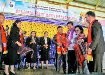 Bupati Simalungun dan istri mendapat hiou dari pengurus gereja GPDI wilayah Simalungun atas pada acara Hari Raya Pentakosta di Sipan Pamatang Silimahuta Simalungun,Minggu,(28/5/2023). (Nawasenanews/Ist)