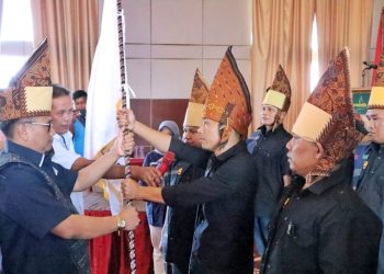 Ketua JMSI Kabupaten Simalungun Rudi Sinaga menerima pataka saat pelantikan Pengcab JMSI oleh Pengda JMSI Provinsi Sumut Rianto Aghli di Hotel Sapadia,Senin (29/5/2023).(Nawasenanews/ Ist)