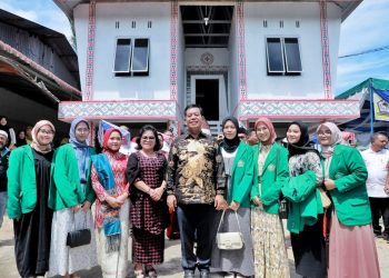 Bupati Simalungun dan istri foto bersama di depan Balai desa dan kantor kepala desa ( pangulu) Gunung Serawan Kecamatan Bandar Masilam yang dibangun dengan dana swadaya masyarakat. ( Nawasenanews/Ist)