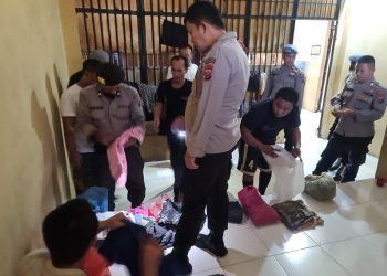 Kapolres Simalungun didampingi Propam memeriksa seluruh isi dan barang tahanan untuk memastikan tidak ada barang yang dilarang dan bisa membahayakan tahanan serta kekondusifan masuk ke ruang tahanan Polres.( Nawasenanews / Ist)