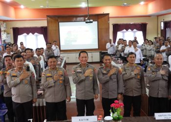 Kapolres Simalungun foto bersama Kapuslitbang Polri yang datang ke Polres Pematang Siantar untuk penelitian tentang strategi pencegahan bunuh diri pada anggota Polri.( Nawasenanews/Ist)