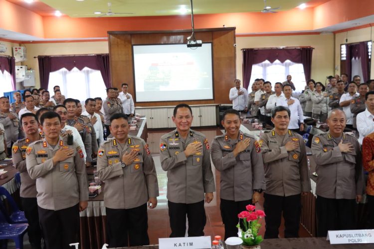 Kapolres Simalungun foto bersama Kapuslitbang Polri yang datang ke Polres Pematang Siantar untuk penelitian tentang strategi pencegahan bunuh diri pada anggota Polri.( Nawasenanews/Ist)