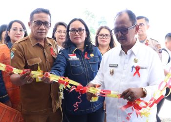 Wakil Bupati Simalungun didampingi Kadis Kesehatan dan Dirut RSUD Tuan Rondahaim Henny Roselia Pane melaunching Klinik VCT/IMS/PDP ditandai dengan pengguntingan pita ruang poli VCT/IMS/PDP, di RSUD Tuan Rondahaim, Jln Besar Siantar-Saribudolok, Simalungun, Sumut, Selasa (30/5/2023). (Nawasenanews/ Ist)