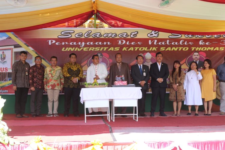 Bupati Samosir, Vandiko Timotius Gultom menghadiri perayaan Dies Natalis Unika St. Thomas Medan ke-39, bertempat di Kampus Unika St. Thomas Medan (29/05/ 2023).( Nawasenanews/Ist )