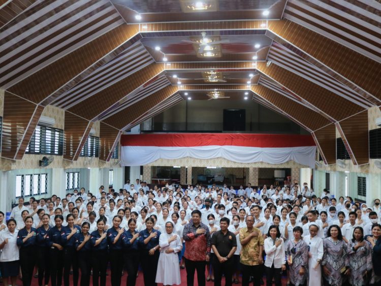 Bupati Samosir bersilaturahmi dengan para Mahasiswa/i STIKes Santa Elisabeth Medan dilaksanakan di Aula Kampus STIKes St. Elisabeth Medan, Selasa (30/5/2023).(Nawasenanews/Ist)