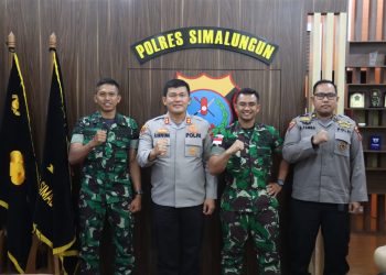 Kapolres Simalungun AKBP Ronald FC Sipayung, SH SIK MH menerima kunjungan silaturahmi dari Komandan Bataliyon 122/TS Mayor Inf Diki Apriadi SHub Int, di Ruang Kerja Kapolres Simalungun, Selasa ( 30/5/2023).(Nawasenanews/ Ist)