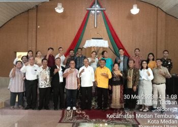 Maruli Siahaan foto bersama dengan para panatua gereja GKPI Gang Sado Medan dalam acara ramah tamah dan sosialisasi pencalonan Maruli Siahaan menjadi Bacaleg Partai Golkar.( Nawasenanews/Ist)