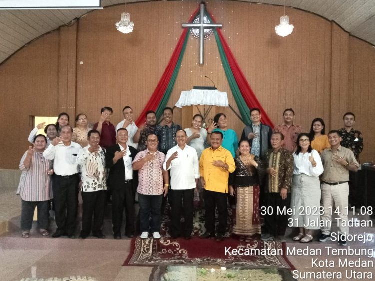 Maruli Siahaan foto bersama dengan para panatua gereja GKPI Gang Sado Medan dalam acara ramah tamah dan sosialisasi pencalonan Maruli Siahaan menjadi Bacaleg Partai Golkar.( Nawasenanews/Ist)