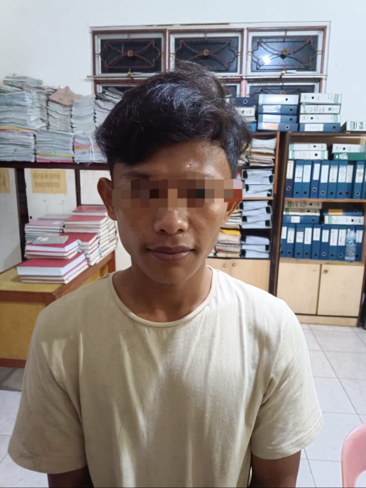 Tersangka WM (23) diduga pengedar narkoba yang berhasil ditangkap ibu ibu di di desa Bah Tonang (Nawasenanews/ Ist ).
