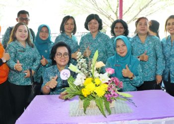 Ketua TP PKK Simalungun bersama ibu ibu PKK dengan hasil rangkaian bunganya di perlombaan merangkai bunga memperingati Hari Kartini ke 144 Provinsi Sumut.( Nawasenanews/Ist)