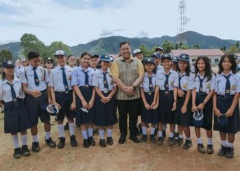 Bupati Dairi foto bersama para siswa SMP. (Nawasenanews/Ist )