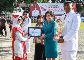 Wali Kota Pematang Siantar, dr Susanti menyerahkan piala dan Piagam penghargaan sebagai Kelurahan Terbaik se-Kota Pematang Siantar kepada Juara 1 Kelurahan Mekar Nauli Kecamatan Siantar Marihat. ( Nawasenanews/Ist )