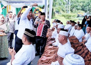 Bupati Simalungun tepung tawar 203 jamaah calon haji yang akan berangkat ke Mekkah dalam rombongan kloter 14.( Nawasenanews/ Ist)