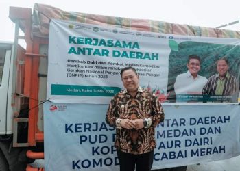 Bupati Dairi di depan spanduk kerjasama antar daerah yakni Pemkot Medan dengan Pemkab Dairi dalam penyediaan komoditas cabai merah di Kawasan Pertanian Terpadu Parbuluan V.( Nawasenanews/ Ist)