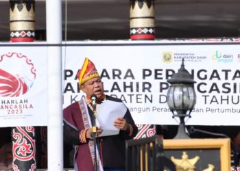 Bupati Dairi saat menyampaikan pesan penting pada saat upacara Hari Lahir Pancasila baru baru ini di Kantor Bupati Pemerintah Kabupaten Dairi. ( Nawasenanews/ Ist)