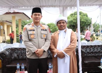 Kapolres Simalungun dan tokoh agama Tuan Guru Batak saat peletakan batu pertama Musholla Istiqlal di komplek Poksek Tanah Jawa.( Nawasenanews/Ist)