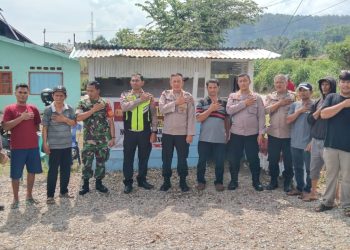 Para tim penilai lomba Pos Siskamling Polres Simalungun berfoto bersama para warga desa di depan Pos Siskamling yang diperlombakan. (Nawasenanews/ Ist)