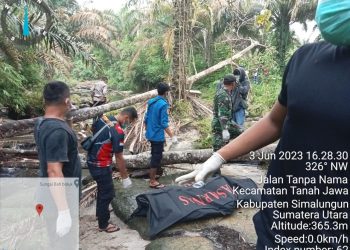 Polres Simalungun evakuasi temuan mayat di Sungai Mombuaya Hatonduhan, yang ternyata merupakan warga Nagori Tangga Batu Tanah Jawa Kabupaten Simalungun.( Nawasenanews/Ist)