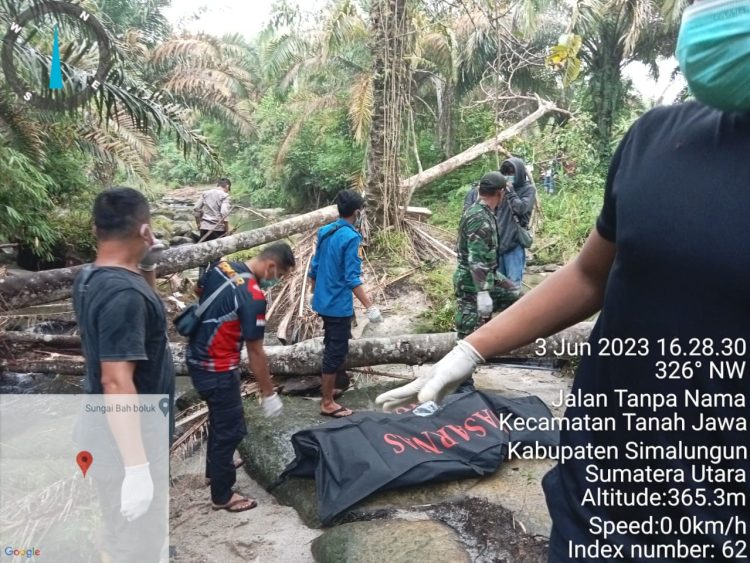 Polres Simalungun evakuasi temuan mayat di Sungai Mombuaya Hatonduhan, yang ternyata merupakan warga Nagori Tangga Batu Tanah Jawa Kabupaten Simalungun.( Nawasenanews/Ist)