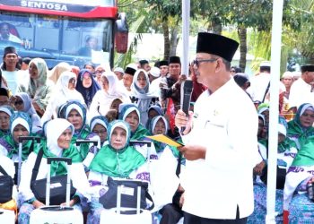Wakil Bupati Simalungun saat memberikan pesan pesan kepada jamaah calon haji yang akan berangkat ke Makkah di kloter 14 embarkasi Kuala Namu Airport. ( Nawasenanews/Ist)