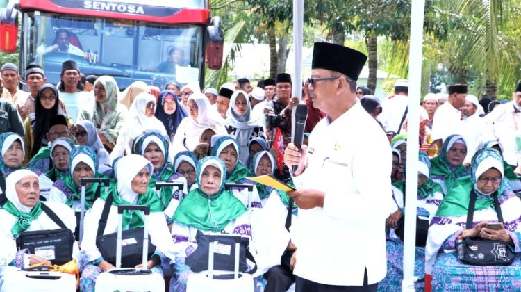 Wakil Bupati Simalungun saat memberikan pesan pesan kepada jamaah calon haji yang akan berangkat ke Makkah di kloter 14 embarkasi Kuala Namu Airport. ( Nawasenanews/Ist)