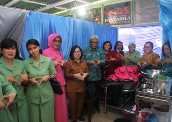 Ketua Yayasan kanker Indonesia kota Pematang Siantar bersama ibu ibu Persit Kartika Candra Kirana dan ibu ibu Bhayangkari di acara Gebyar IVA Test Tahun 2023, di Makoramil 03/SS, Jalan Melanthon Siregar Kecamatan Siantar Marihat Kota Pematang Siantar, Senin (05/06/2023).( Nawasenanews/Ist)