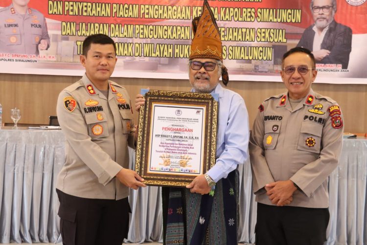 Kapolres Simalungun mendapat piagam penghargaan dari Ketua Umum Komisi Nasional Perlindungan Anak,karena cepat tanggap menuntaskan kasus kejahatan seksual pada anak dan perempuan. ( Nawasenanews/ Ist)