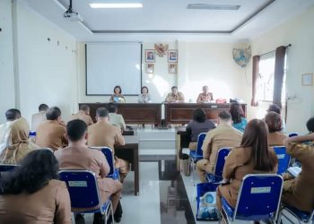 Bupati Dairi didampingi Ketua TP PKK Ny.Edy Berutu saat memimpin rapat jelang kedatangan tim PKK Provsu 14 Juni mendatang.(Nawasenanews/ Ist)