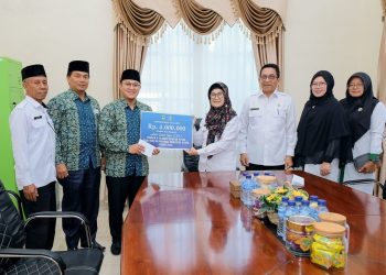 Abdul Rahim Lubis, peraih terbaik 2 kategori pria dewasa menerima apresiasi dari dr Susanti atas prestasinya tersebut.( Nawasenanews/ Ist)