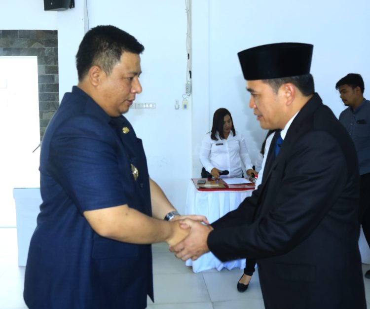 Bupati Samosir (kiri) memberi ucapan selamat kepada Pj Sekda Naslindo Sirait ( kanan) usai dilantik di Aula Kantor Bupati Samosir, Rabu (7/6/2023).(Nawasenanews/ Ist)
