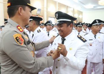 Kapolres Simalungun memberi ucapan selamat kepada pangulu yang dilantik, di Harungguan Kantor Bupati Simalungun,Rabu ( 7/6/2023). ( Nawasenanews.com/ Ist)