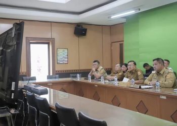 Bupati Dairi didampingi Sekda mengikuti Rakornas dengan Mendagri secara daring membahas tentang inflasi daerah, termasuk faktor elnino,Rabu (7/6/2023). ( Nawasenanews/ Ist)