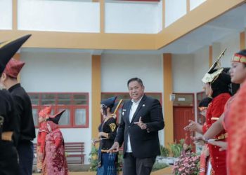 Bupati Dairi mencoba ikut menari bersama para siswa yang mengikuti Festival dan Lomba Seni Siswa Nasional ( FLS2N).( Nawasenanews/ Ist)