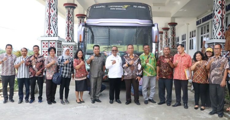 Wakil Bupati Simalungun berangkatkan kontingen Penas Petani Nelayan ke XVI Tahun 2023 di Padang, Sumatera Barat.(Nawasenanews/Ist)