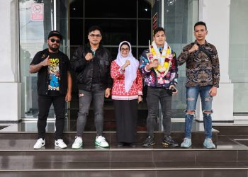 Petarung One Pride Mix Martial Art ( MMA) Jon Setiawan Saragih yang baru berjuang di ajang Cage Warriors didampingi Jeka Saragih disambut dr Susanti atas kepulangannya dari San Diego,Amerika Serikat. ( Nawasenanews/ Ist )