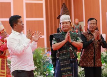 Bupati Simalungun dan Kepala Staf Angkatan Darat
(Kasad) dengan mengenakan pakaian adat Simalungun manortor bersama di Parapat.
( Nawasenanews/ Ist)