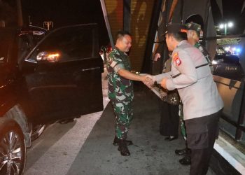 Kapolres Simalungun sambut kedatangan Kasad TNI AD yang bersilaturahmi ke bupati dan Forkopimda Kabupaten Simalungun di Parapat.( Nawasenanews/ Ist)