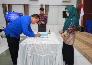 Disaksikan Wali Kota Pematang Siantar dr Susanti, Kadis Kominfo Pemko Pematang Siantar menandatangani Dokumen Pernyataan Komitmen oleh pimpinan OPD sekaligus Dukungan Aksi Perubahan Peningkatan Kualitas Layanan Publik dan Pemerintahan melalui Implementasi SPBE Kota Pematang Siantar.( Nawasenanews/ Ist)