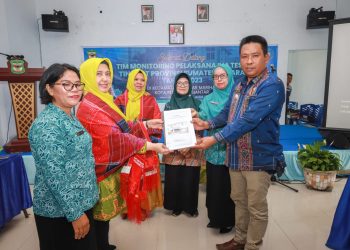 Tim Monitoring IVA Test Provinsi Sumut dr Netty Amansyah menyerahkan hasil penilaian lomba dalam rangka Hati Kesatuan Gerak PKK kategori IVA Test kepada Camat Siantar Marihat didampingi ketua TP PKK kecamatan Siantar Marihat Ny.Fitri Henri G Purba.( Nawasenanews/ Ist)