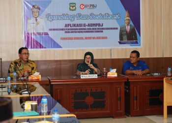 dr Susanti didampingi Plt Kadis Kominfo saat launching E- AdmPBJ di Kantor Wali Kota Pematang Siantar.( Nawasenanews/ Ist)