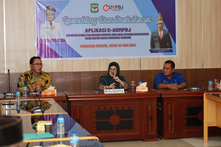 dr Susanti didampingi Plt Kadis Kominfo saat launching E- AdmPBJ di Kantor Wali Kota Pematang Siantar.( Nawasenanews/ Ist)