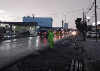 Petugas Sat Lantas Polres Simalungun berjaga jaga di salah satu titik untuk memastikan pemakai jalan raya merasa aman,tertib dan lancar meski tengah turun hujan, Sabtu (10/6/2023).(Nawasenanews/Ist)