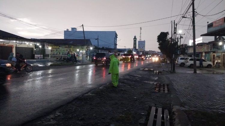 Petugas Sat Lantas Polres Simalungun berjaga jaga di salah satu titik untuk memastikan pemakai jalan raya merasa aman,tertib dan lancar meski tengah turun hujan, Sabtu (10/6/2023).(Nawasenanews/Ist)