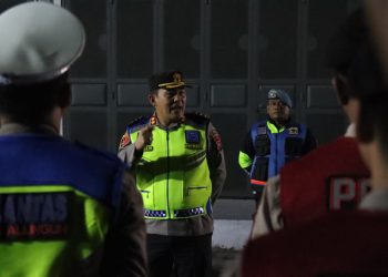 Kapolres Simalungun saat memimpin apel untuk persiapan kegiatan kepolisian yang ditingkatkan, sebagai langkah menjaga kenyamanan dan rasa aman warga di Malam Minggu.( Nawasenanews/ Ist)