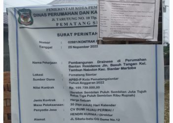 Plank proyek yang digelontorkan untuk membangun parit pasangan di sekitar perumahan milik salah seorang anggota DPRD Pematang Siantar.(Nawasena / tim)