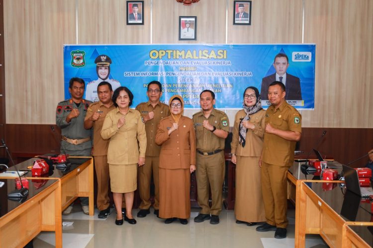 Wali kota Pematang Siantar bersama beberapa pimpinan OPD dalam peluncuran aplikasi Sistem Informasi Pengendalian dan Evaluasi Kinerja Pemko. ( Nawasenanews/ Ist)