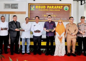 Bupati Simalungun,Ketua komisi II DPR RI, Kadis Kesehatan Provinsi dan Kadis Kesehatan Simalungun mendapat Dayok Na Binatur (aysm yang diatur/ ditata) sebagai makanan simbol rasa syukur atas launching poliklinik baru di RSUD Parapat.( Nawasenanews/ Ist)